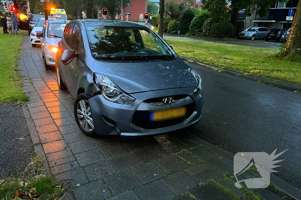 Scooterrijder en automobilist botsen op elkaar