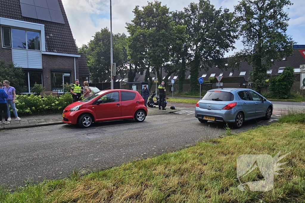 Automobilist rijdt scooter aan