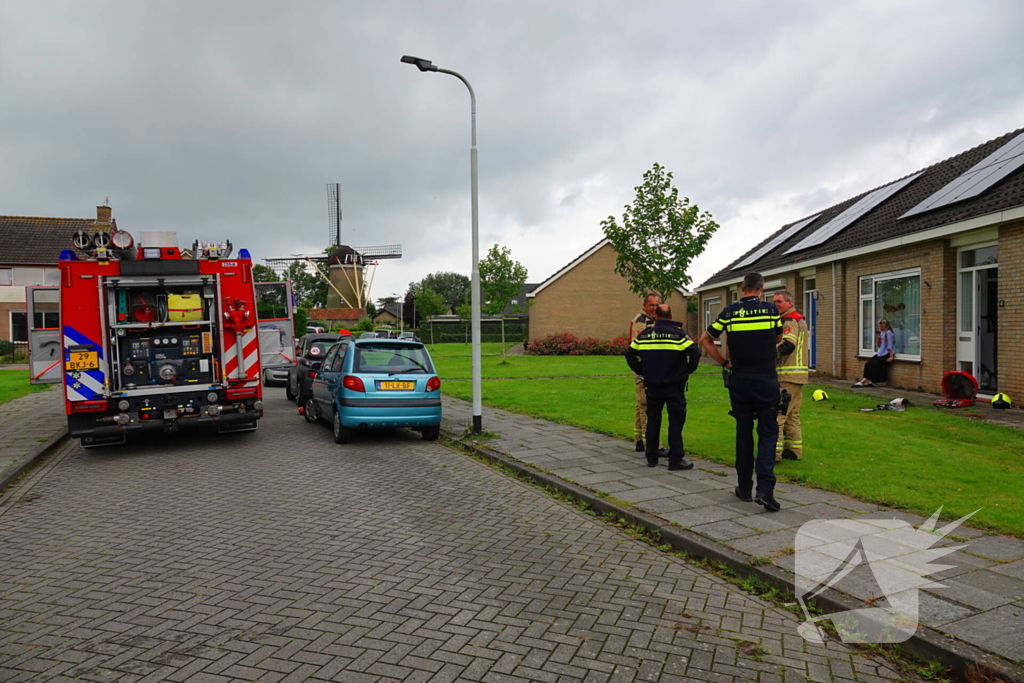 Smeulende resten naar buiten gebracht door brandweer