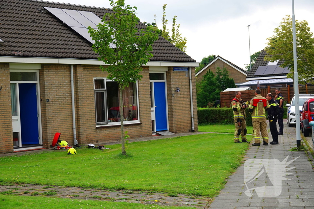 Smeulende resten naar buiten gebracht door brandweer