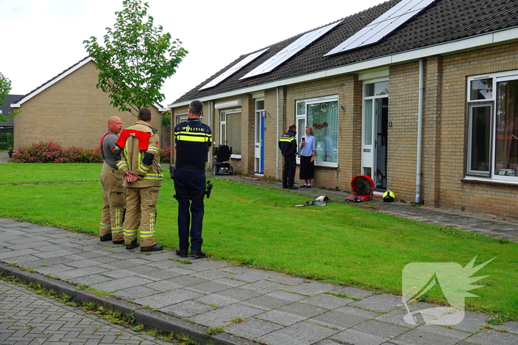 Smeulende resten naar buiten gebracht door brandweer