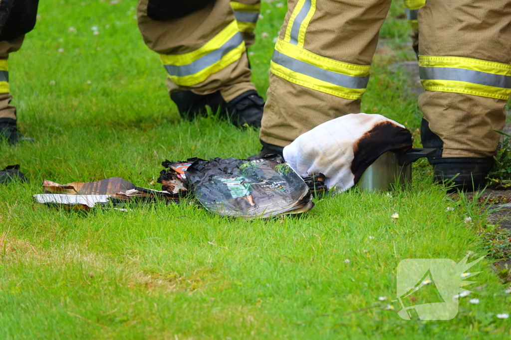 Smeulende resten naar buiten gebracht door brandweer