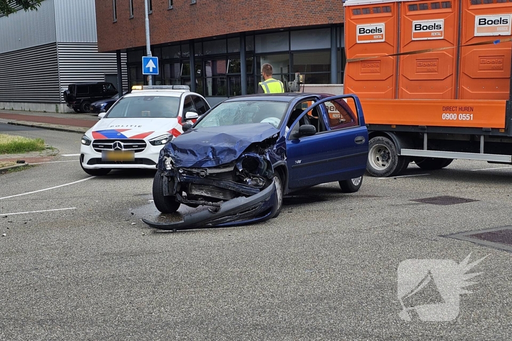 Twee auto's botsen op kruising