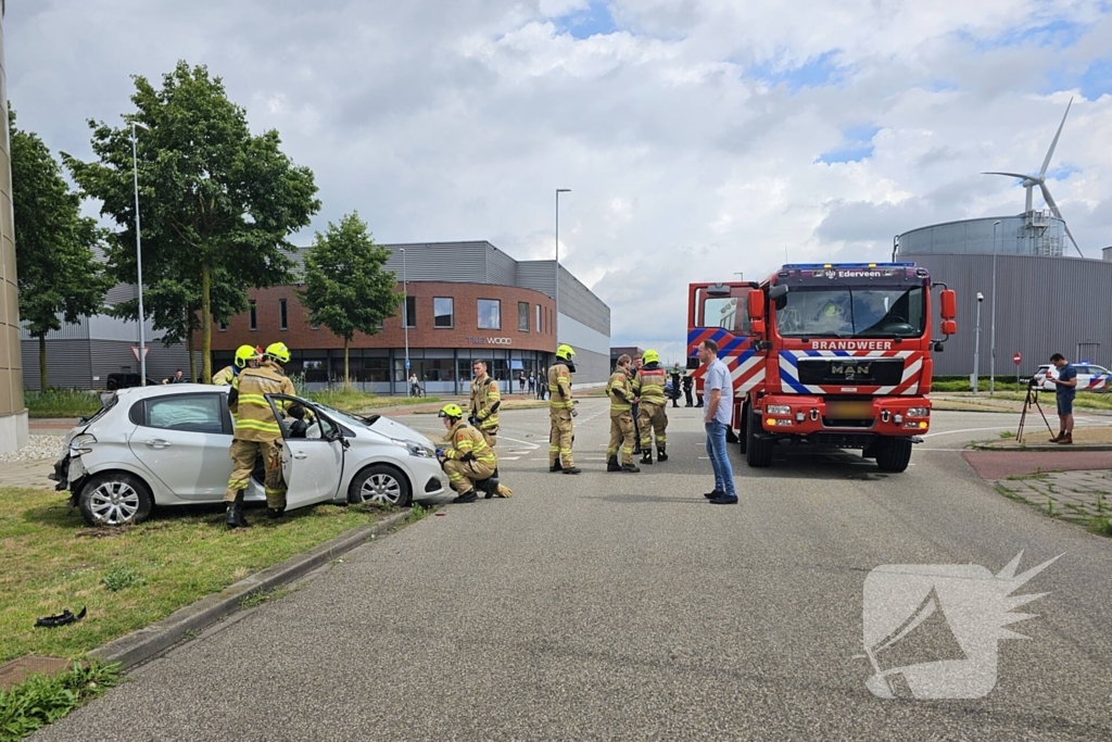 Twee auto's botsen op kruising