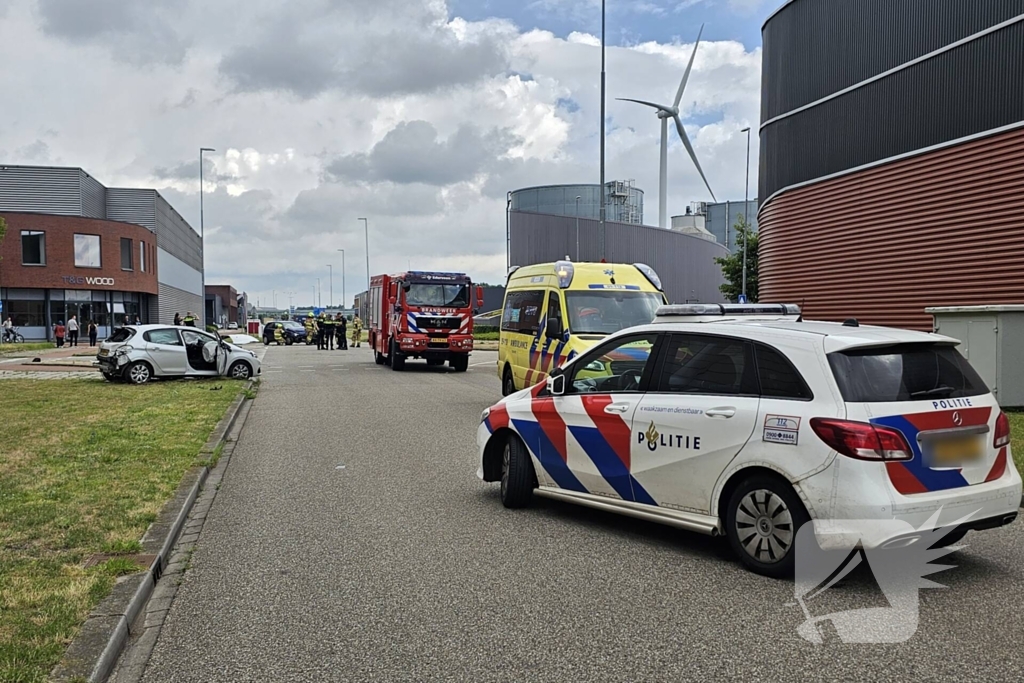 Twee auto's botsen op kruising