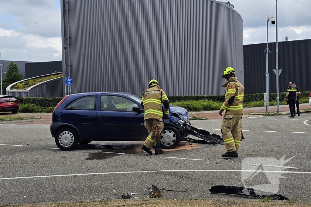 Twee auto's botsen op kruising