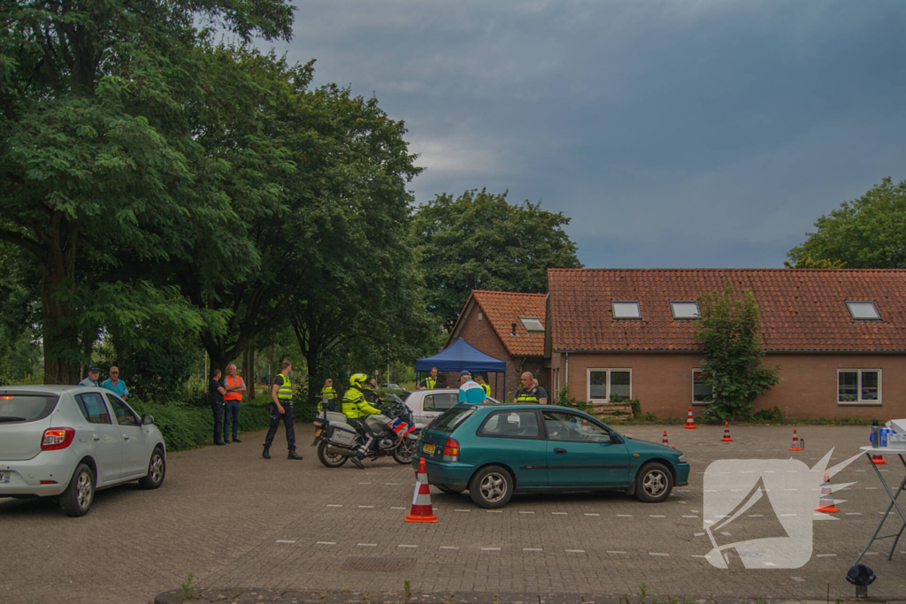 Politie houdt verkeerscontrole met Veilig Verkeer Nederland