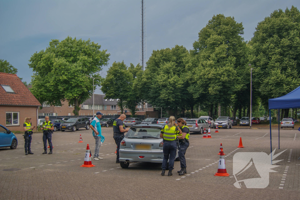 Politie houdt verkeerscontrole met Veilig Verkeer Nederland