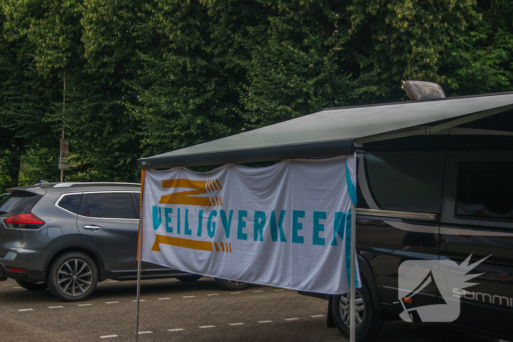 Politie houdt verkeerscontrole met Veilig Verkeer Nederland