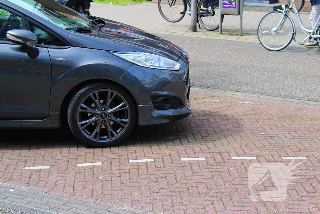 Fietser gewond door botsing met auto