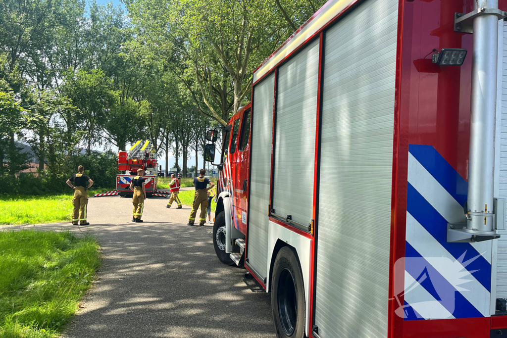 Brandweer verwijdert gevaarlijk hangende tak