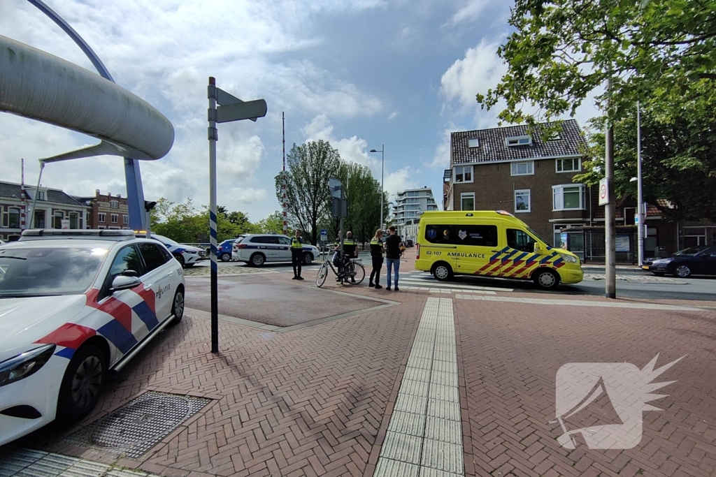 Fietser botst in zijkant van bestelbus