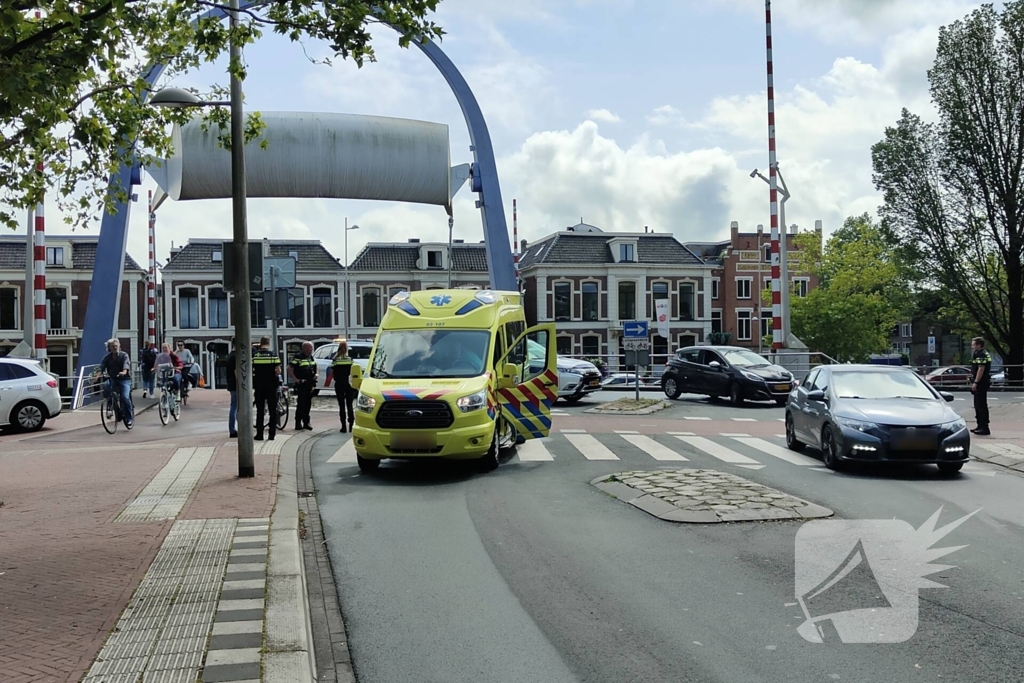 Fietser botst in zijkant van bestelbus