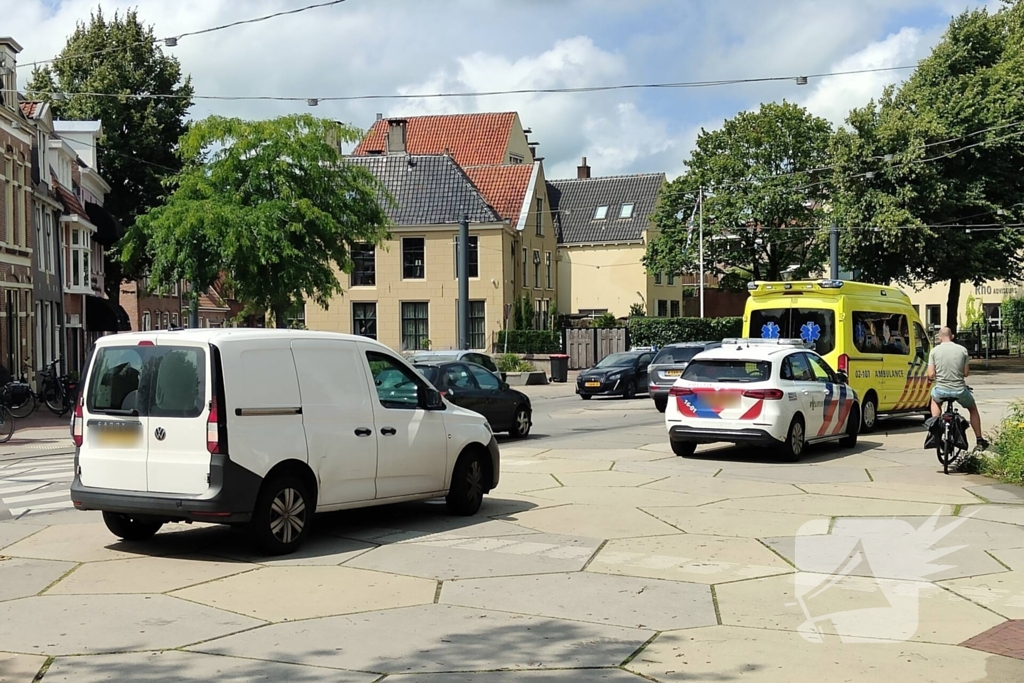 Fietser botst in zijkant van bestelbus