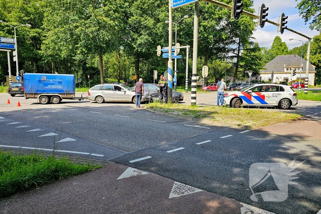 Botsing tussen twee auto's op kruispunt