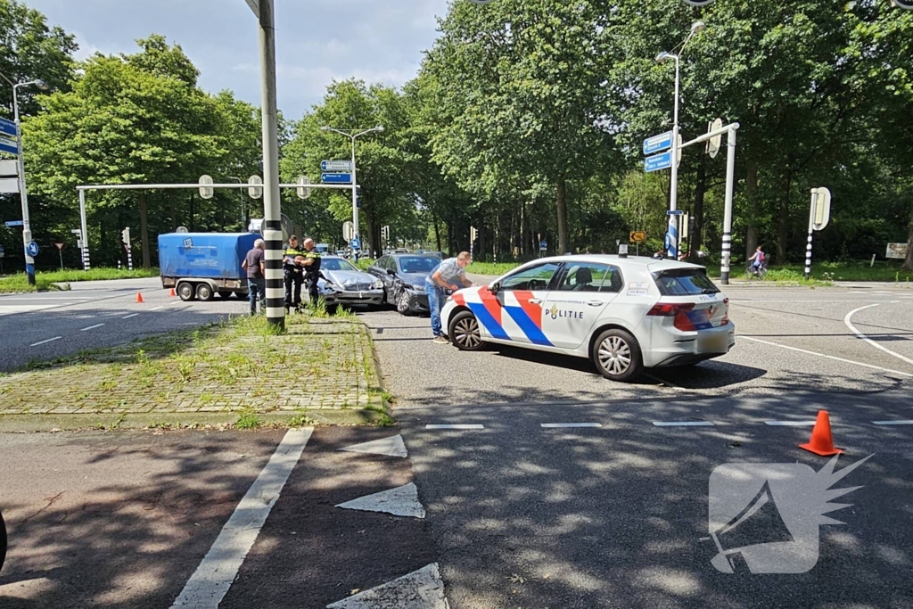 Botsing tussen twee auto's op kruispunt