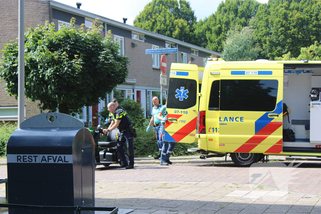 Man valt met scootmobiel en raakt gewond