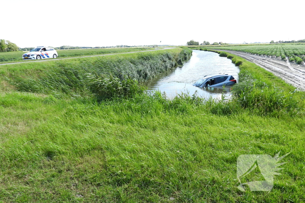 Auto raakt van de weg en belandt in sloot