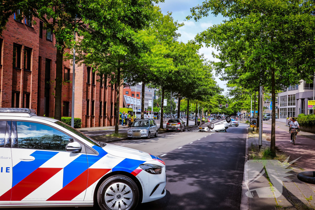 Automobilist belandt op de kop na botsing