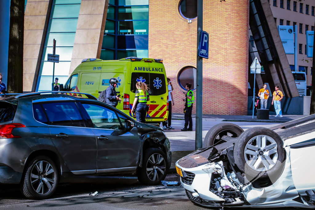 Automobilist belandt op de kop na botsing