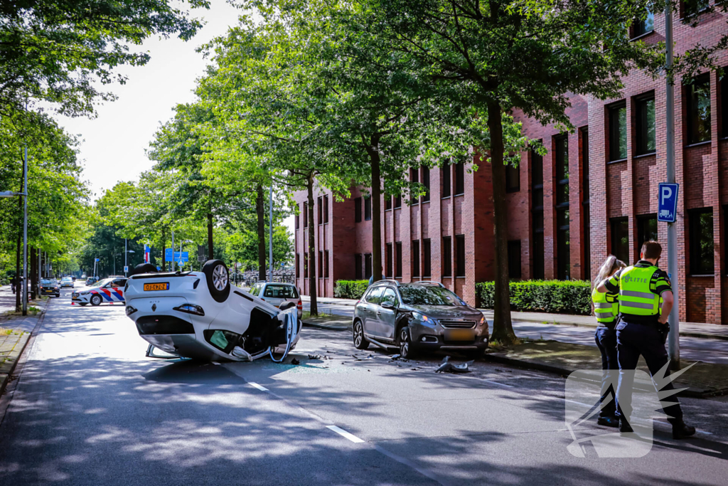 Automobilist belandt op de kop na botsing