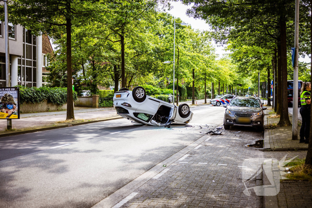 Automobilist belandt op de kop na botsing