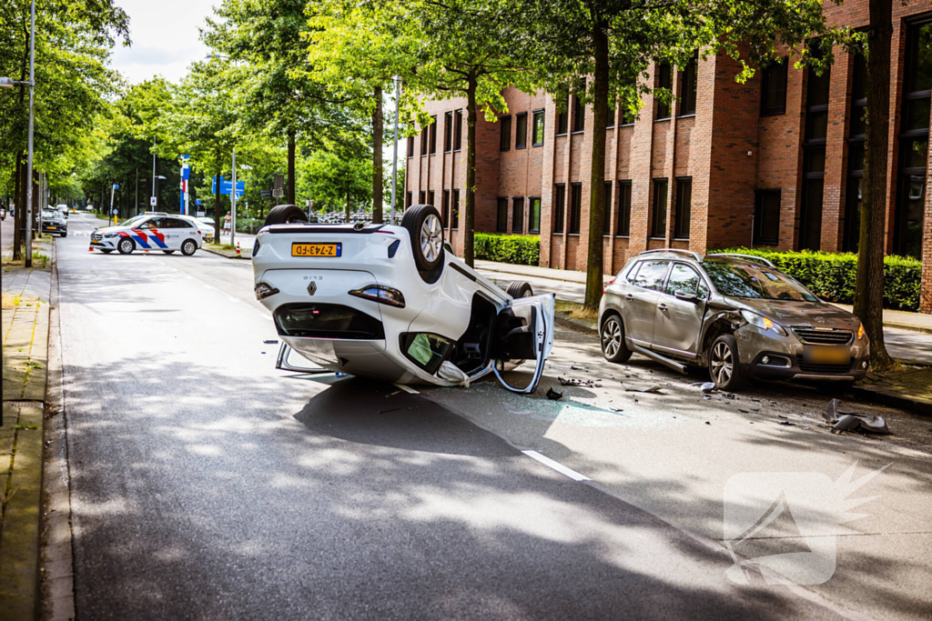 Automobilist belandt op de kop na botsing