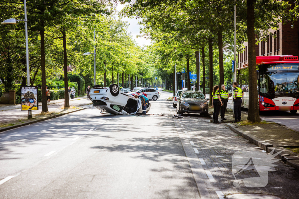 Automobilist belandt op de kop na botsing