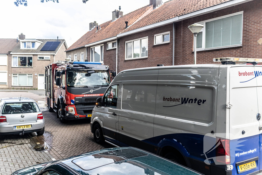 Bewoners kampen met grote waterlekkage onder woning