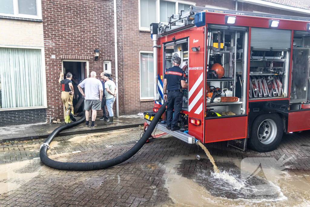 Bewoners kampen met grote waterlekkage onder woning