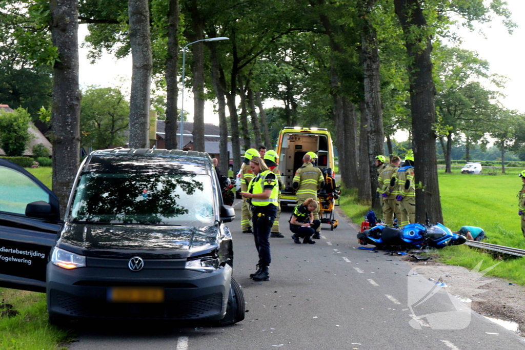 Motorrijder zwaargewond bij botsing met bestelbus