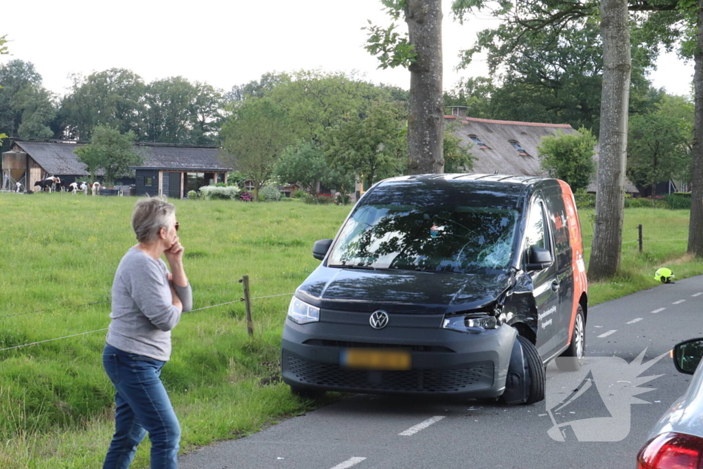 Motorrijder zwaargewond bij botsing met bestelbus