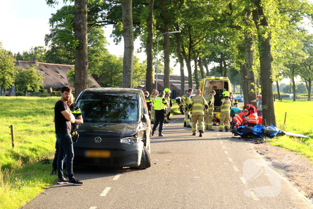 Motorrijder zwaargewond bij botsing met bestelbus