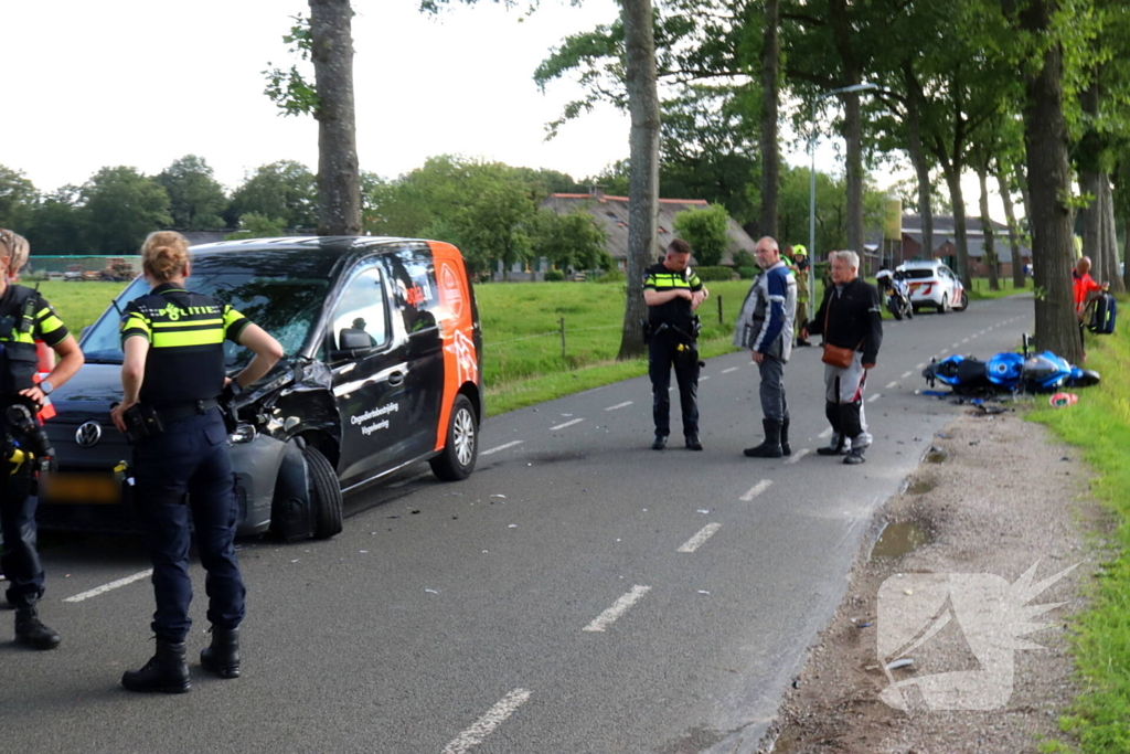 Motorrijder zwaargewond bij botsing met bestelbus