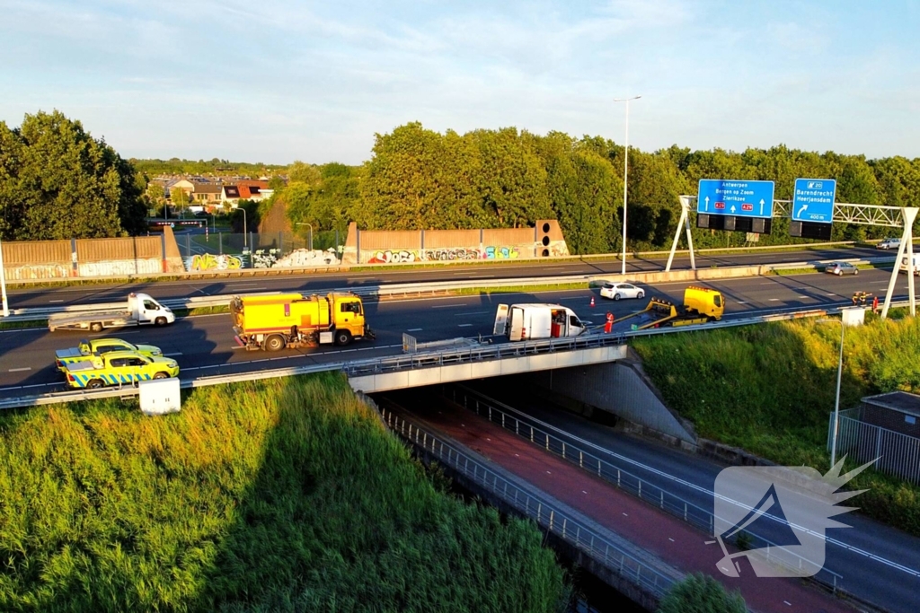 Bestelbus vliegt in brand op snelweg