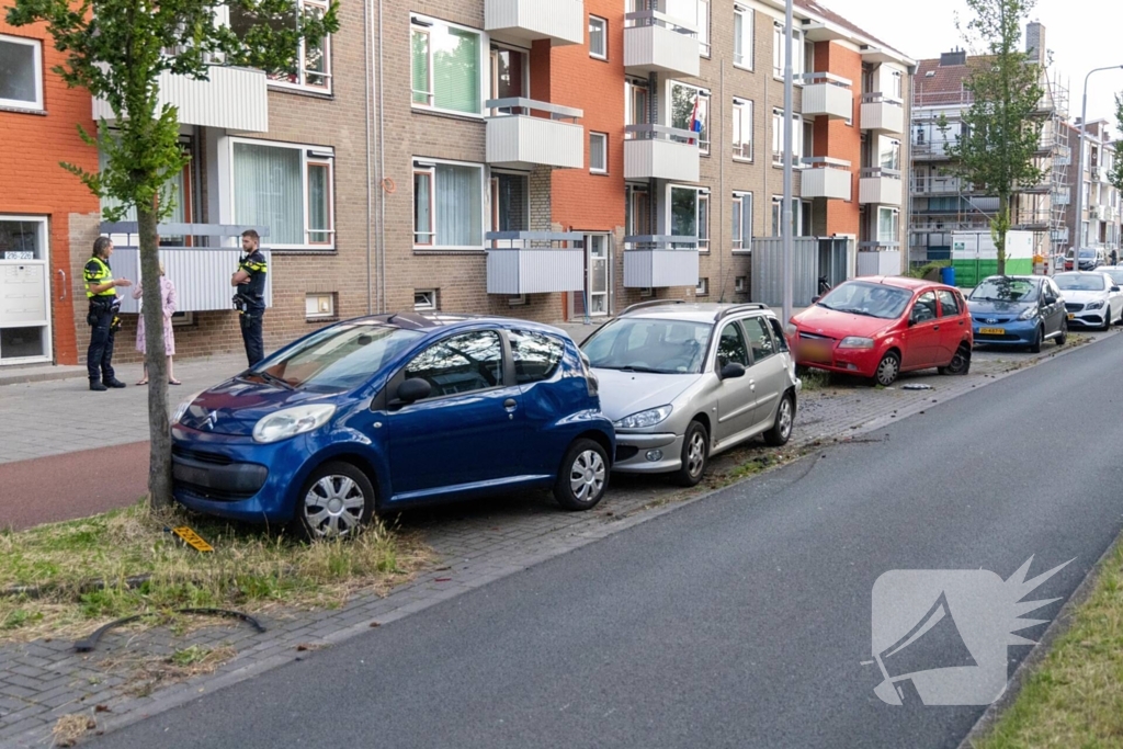 Automobilist ramt geparkeerde auto's en vlucht