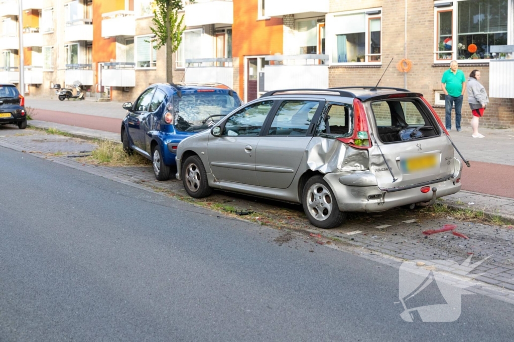 Automobilist ramt geparkeerde auto's en vlucht