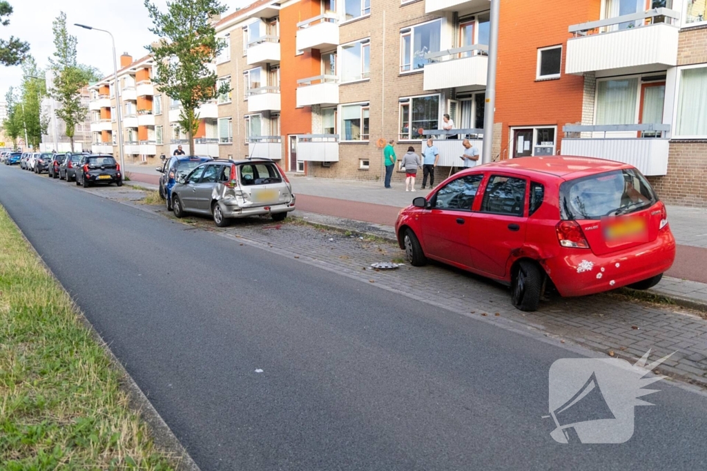 Automobilist ramt geparkeerde auto's en vlucht