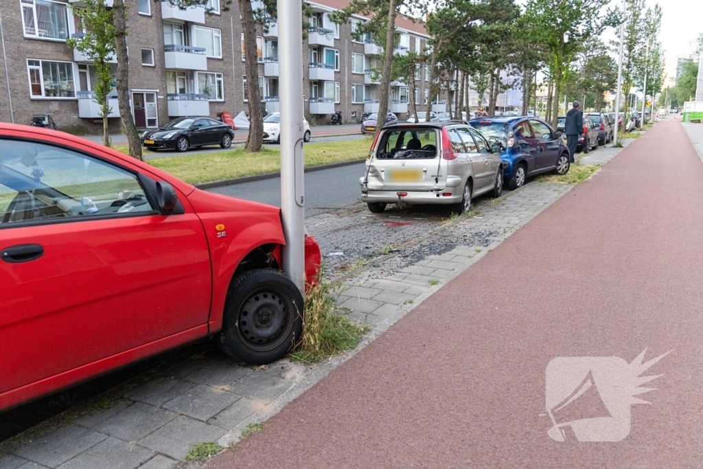 Automobilist ramt geparkeerde auto's en vlucht