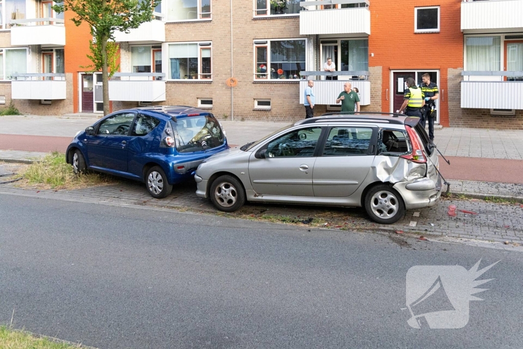 Automobilist ramt geparkeerde auto's en vlucht