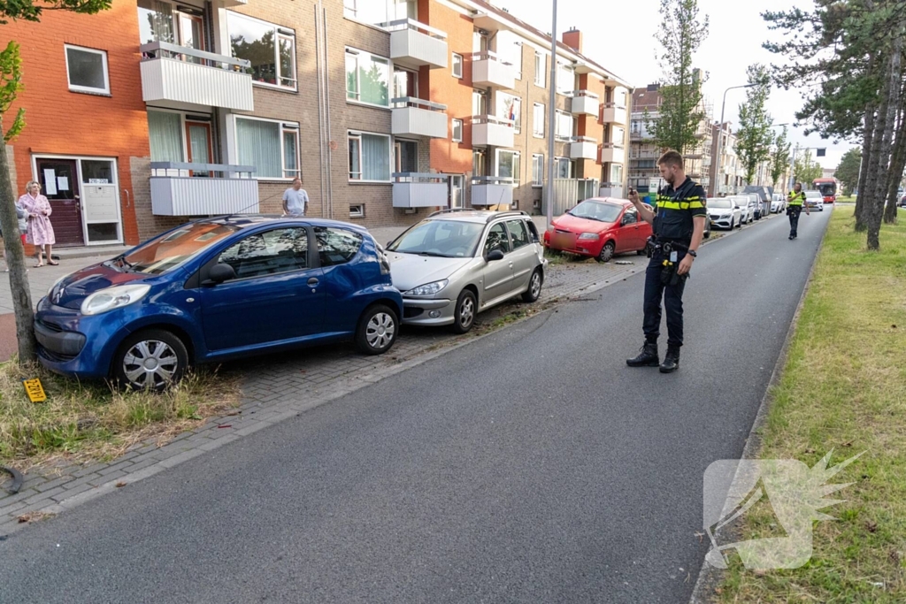 Automobilist ramt geparkeerde auto's en vlucht