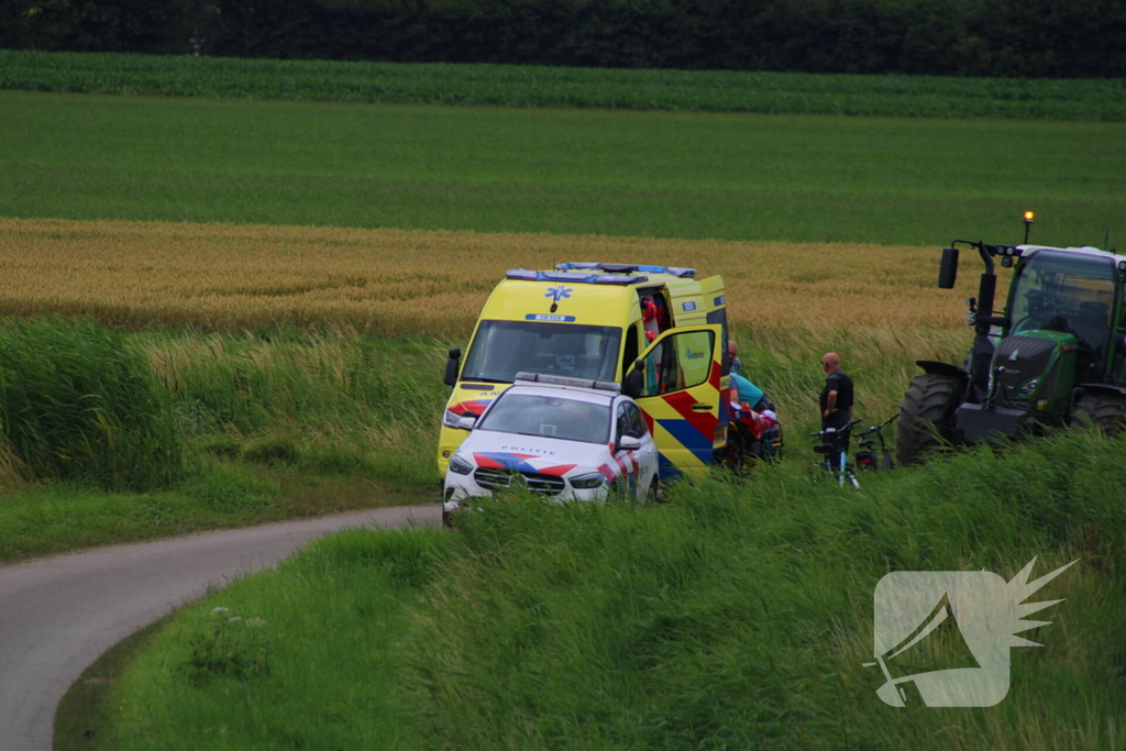 Fietser komt ten val door tractor