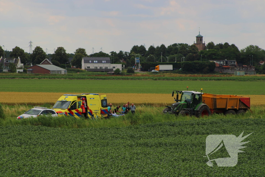 Fietser komt ten val door tractor