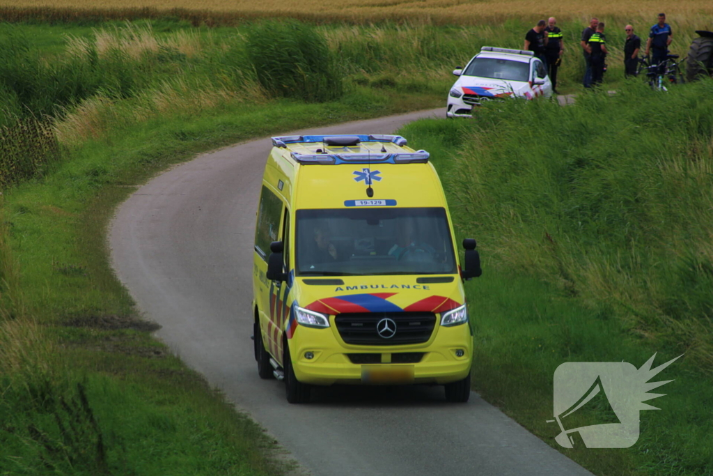 Fietser komt ten val door tractor