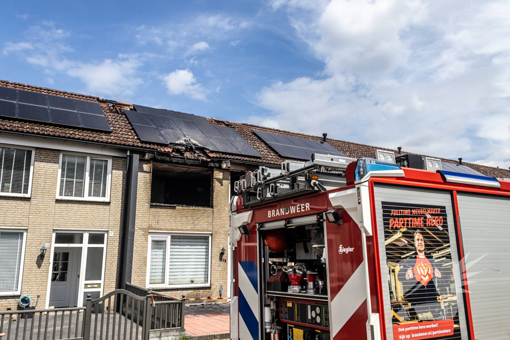 Brandweer voert nacontrole uit bij afgebrande woning