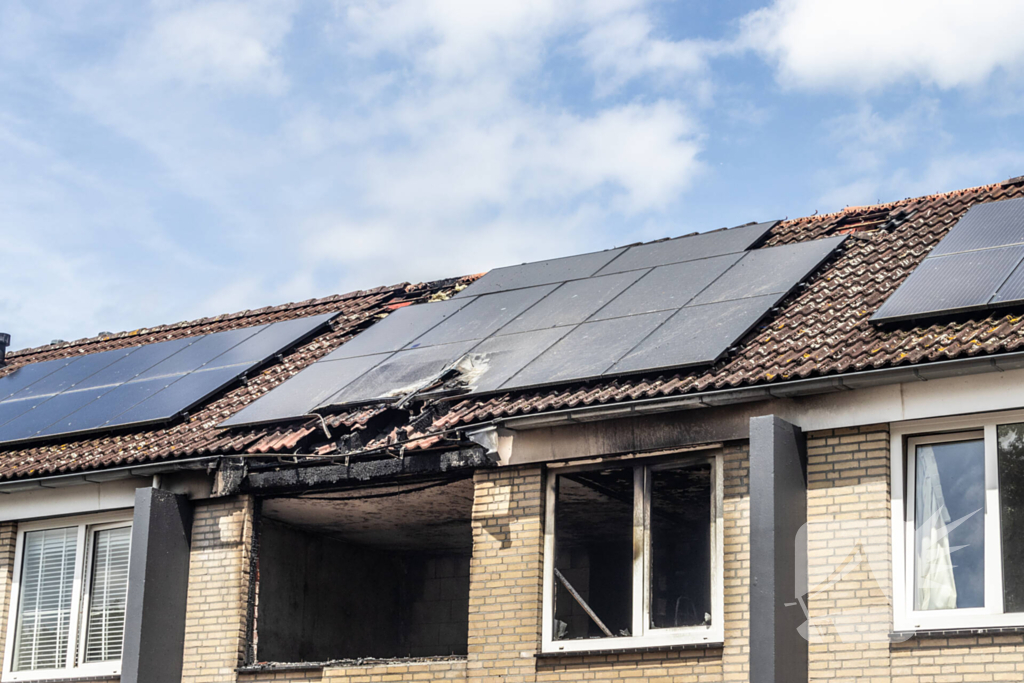 Brandweer voert nacontrole uit bij afgebrande woning