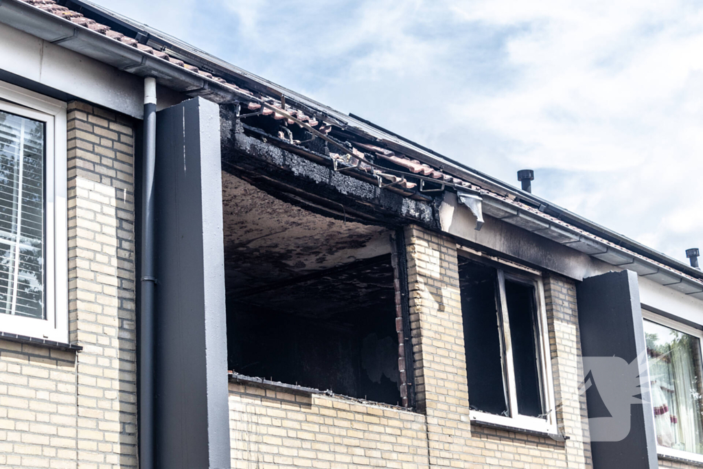 Brandweer voert nacontrole uit bij afgebrande woning