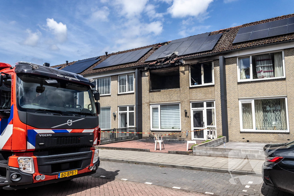 Brandweer voert nacontrole uit bij afgebrande woning