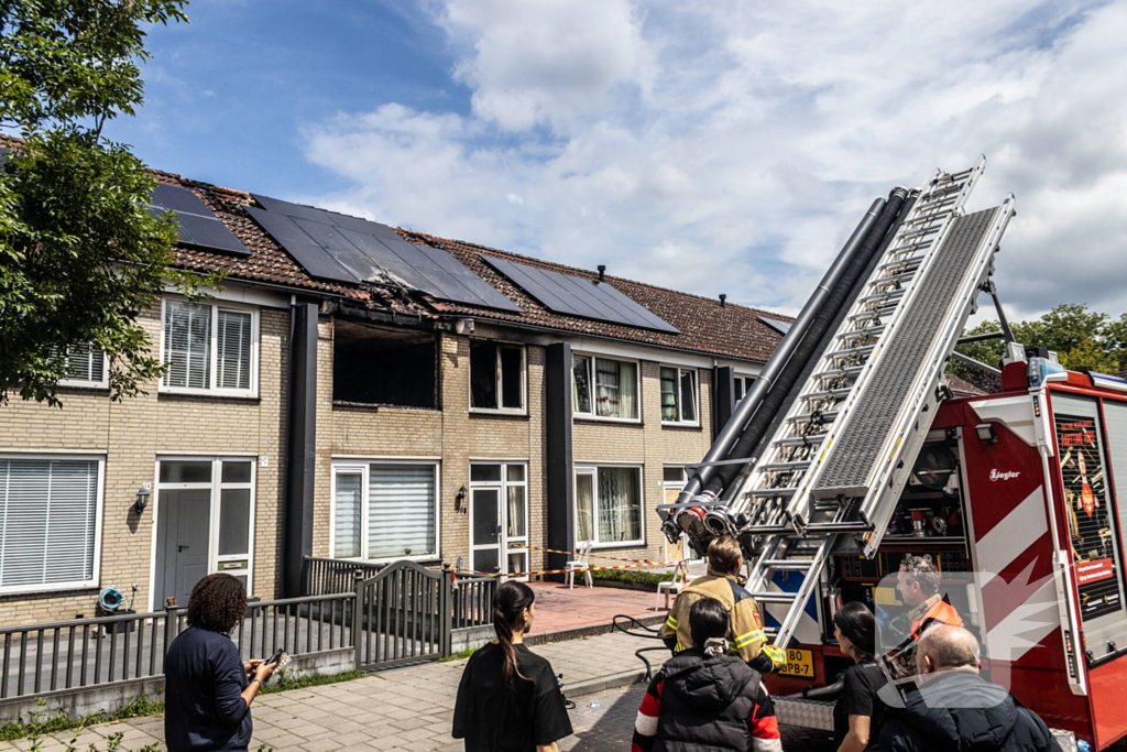 Brandweer voert nacontrole uit bij afgebrande woning