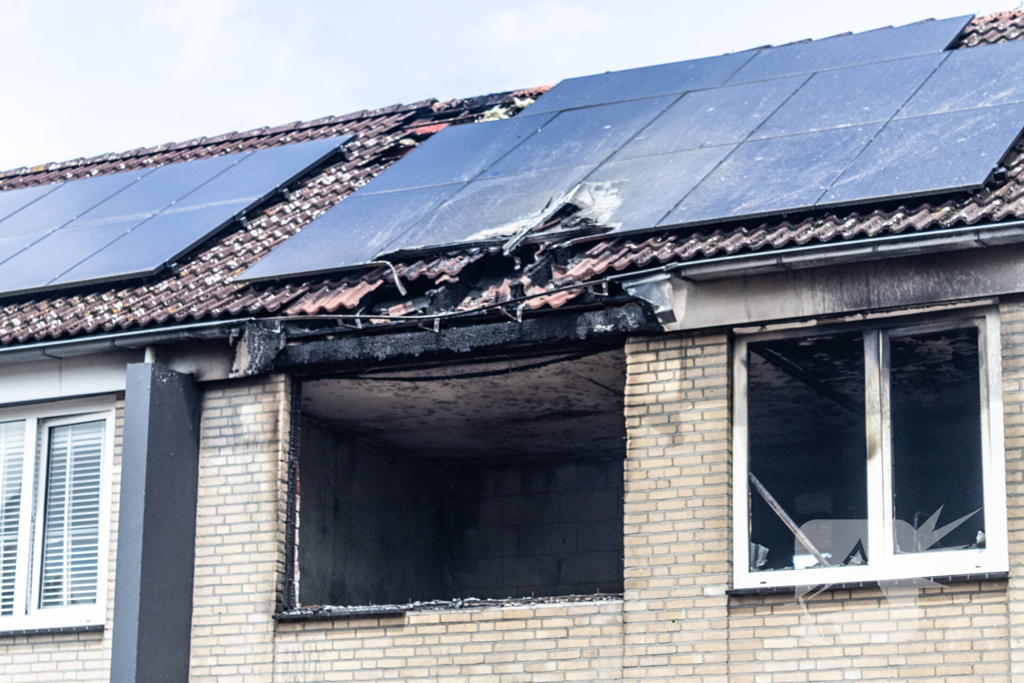 Brandweer voert nacontrole uit bij afgebrande woning